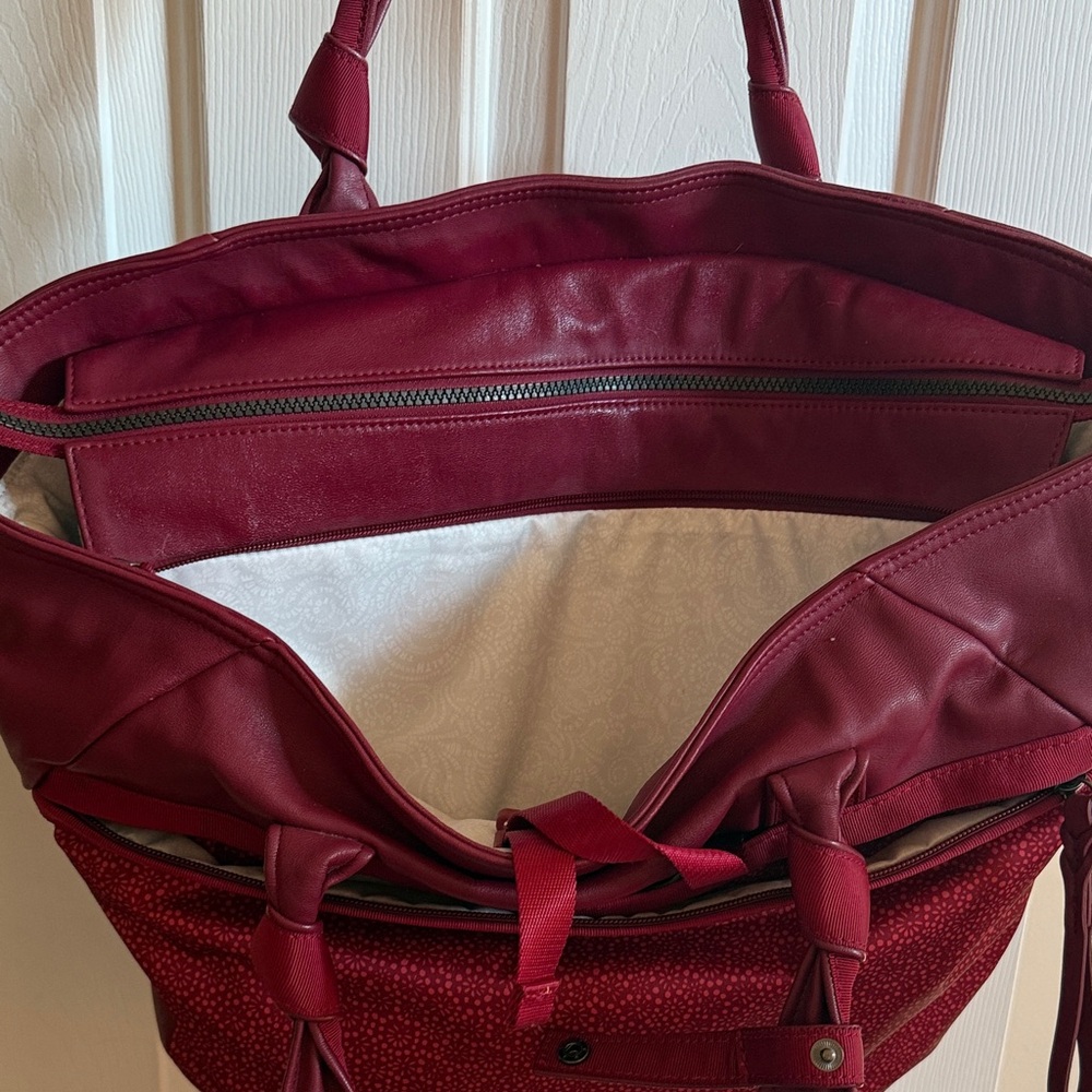 🍋 Lululemon: Elegant Burgundy Tote Bag - Picture 12 of 16